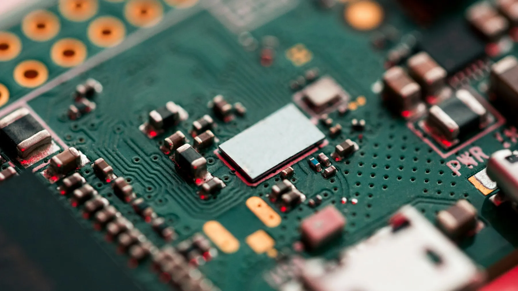 Qualcomm's New Phone Chip Broke 5 GHz on 2nm — Then Split the Flagship in Two — Tech Arcade